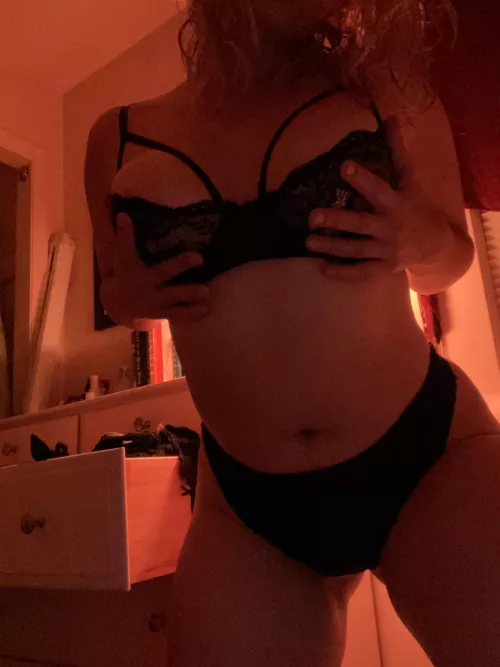 Trying on this velvet set, whatcha think? Trying on this velvet set, whatcha think?