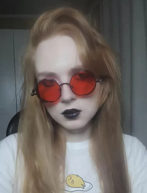 Trying out black lipstick 👄