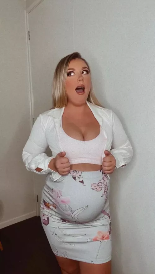 Trying to squeeze into me pre pregnancy outfits 🤭🥵