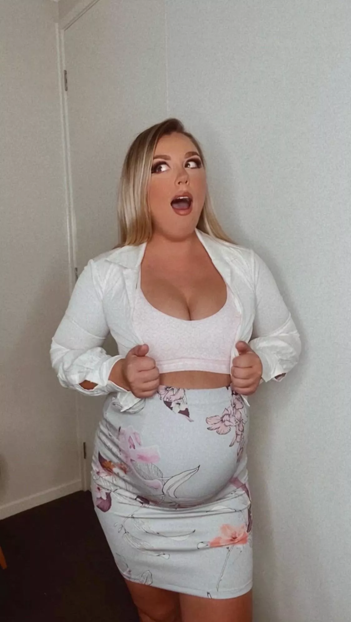 Trying to squeeze into me pre pregnancy outfits 🤭🥵