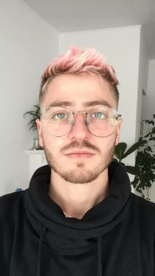 Turned 23 and my hair is pink ! Life is ... weird ?