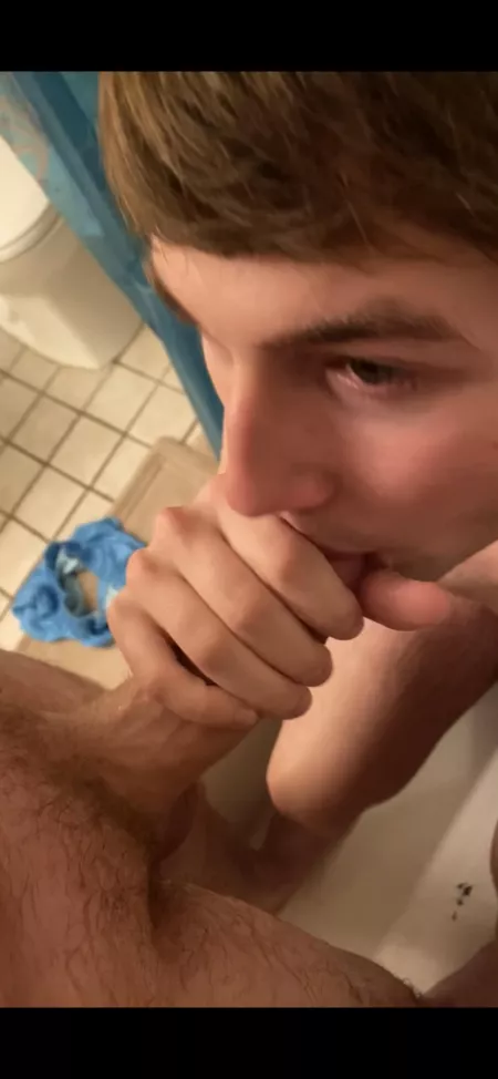 Twink sucking daddi in the shower Twink sucking daddi in the shower
