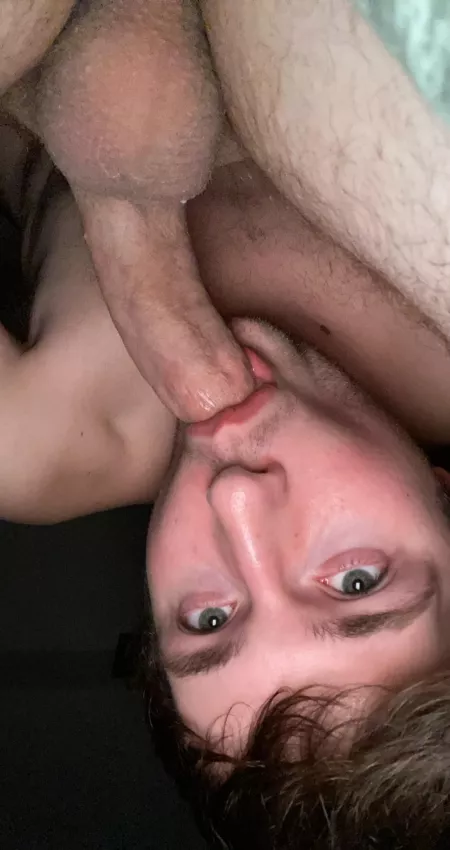 Twink sucking his daddi. Look at those eyes Twink sucking his daddi. Look at those eyes