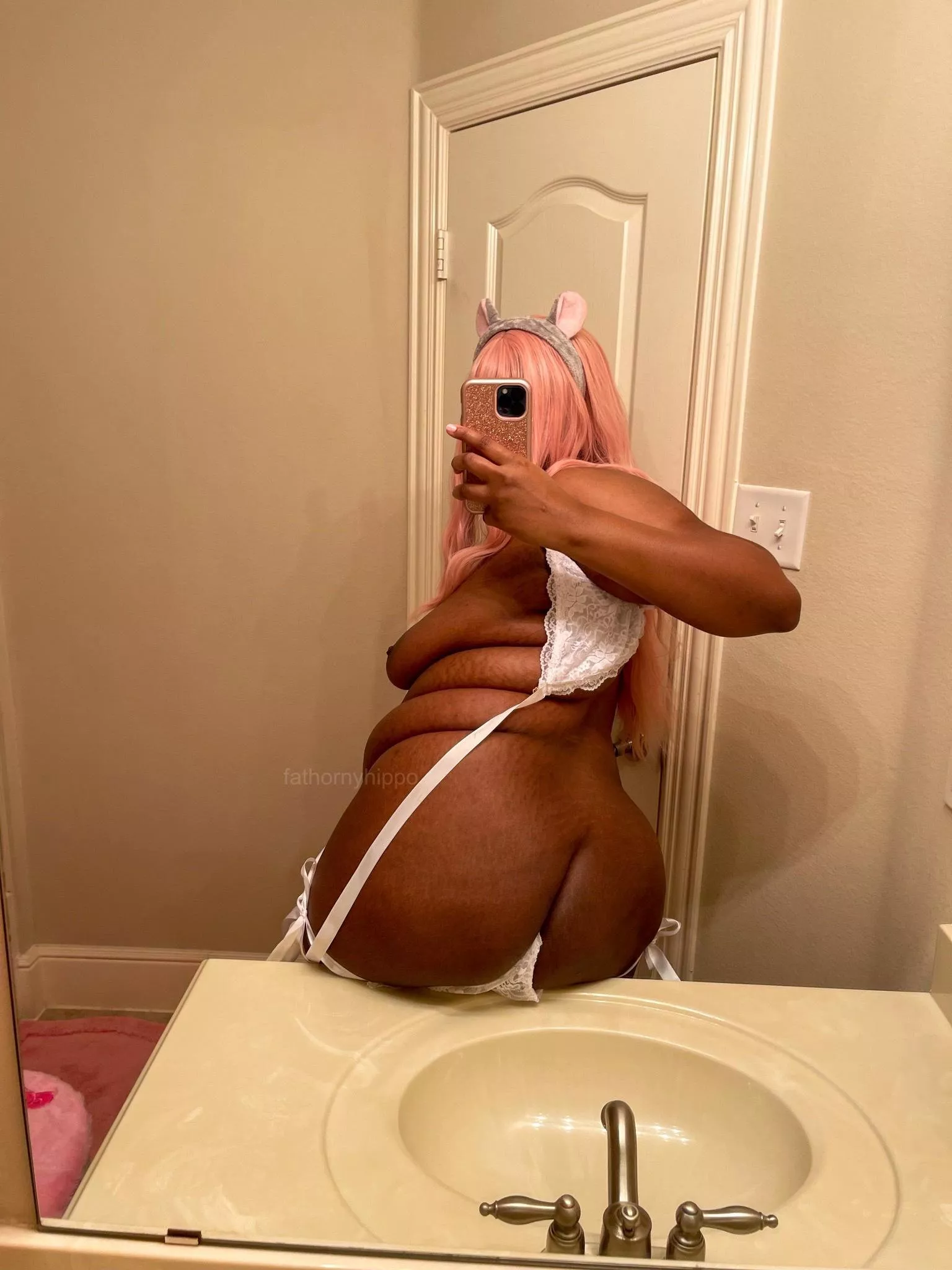 Twisted my back like a pretzel for this pose.🥨 (it hurt so bad LOL)