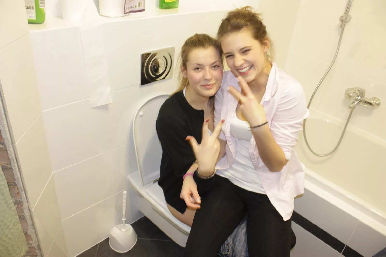 Two girls, one toilet (3 MiC) Two girls, one toilet (3 MiC)