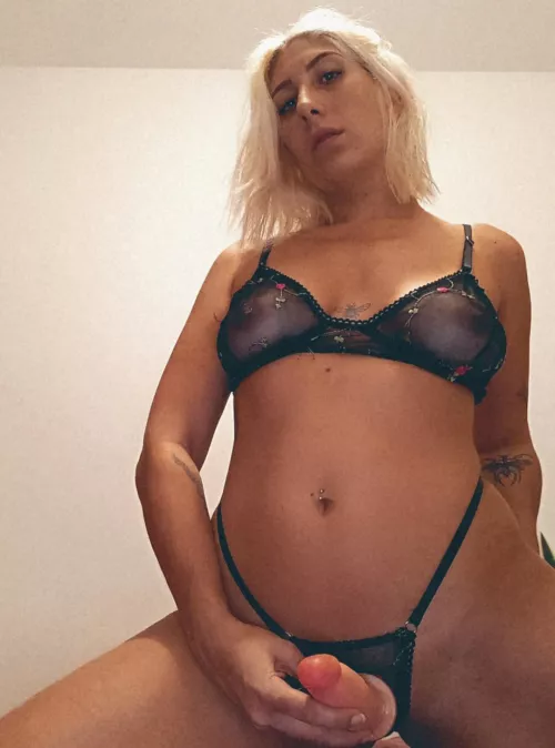 U should be begging me to please gag on my cock😈