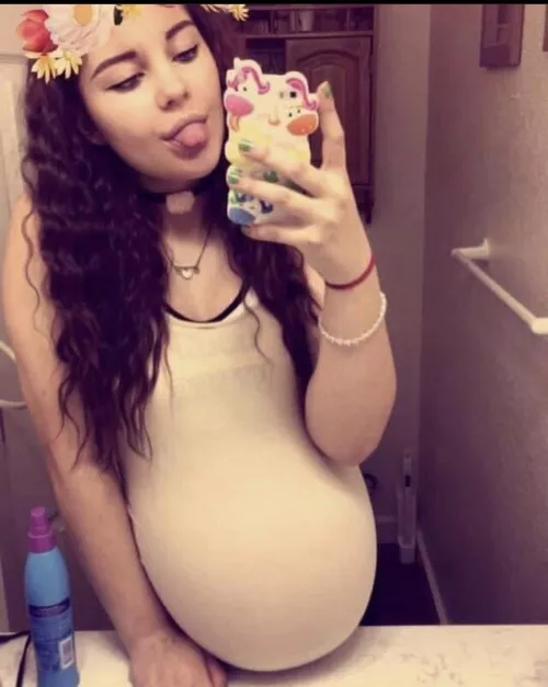 Ugh mmmmβ¦ who wants to help mommy worship this belly and give her more cum? Iβm so proud of myself that my belly is getting so much bigger and itβs hitting the sink babes! βΊοΈπ₯°πβ€οΈπ€°π»π€°π»