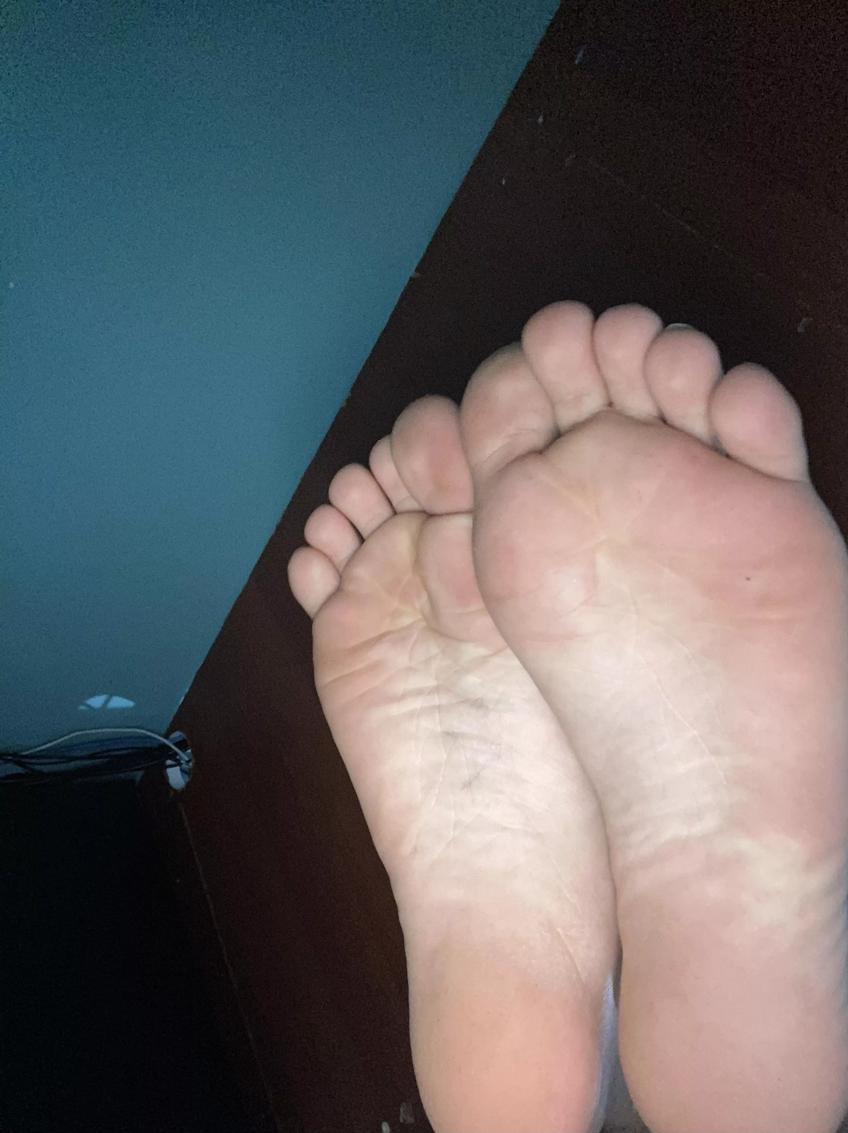 under the desk, come hide with me and let’s play dirty 😋🙈 dms/pms r welcome under the desk, come hide with me and let’s play dirty 😋🙈 dms/pms r welcome