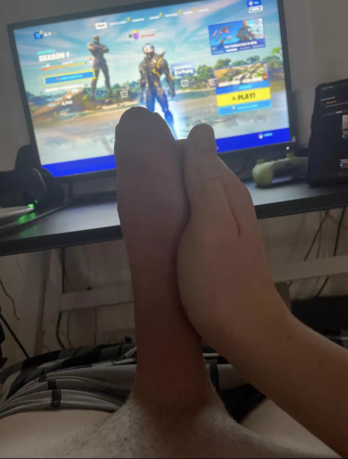 Upvoat if you would suck my cock while i play fortnite
