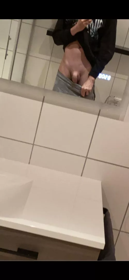 Upvote for a nudeπ€ Iβm 18