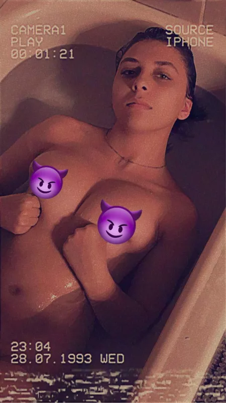 Upvote for a nude in you ur dm! Sub to my onlyfans for free content on here for life! 💕😘 Screenshot to prove