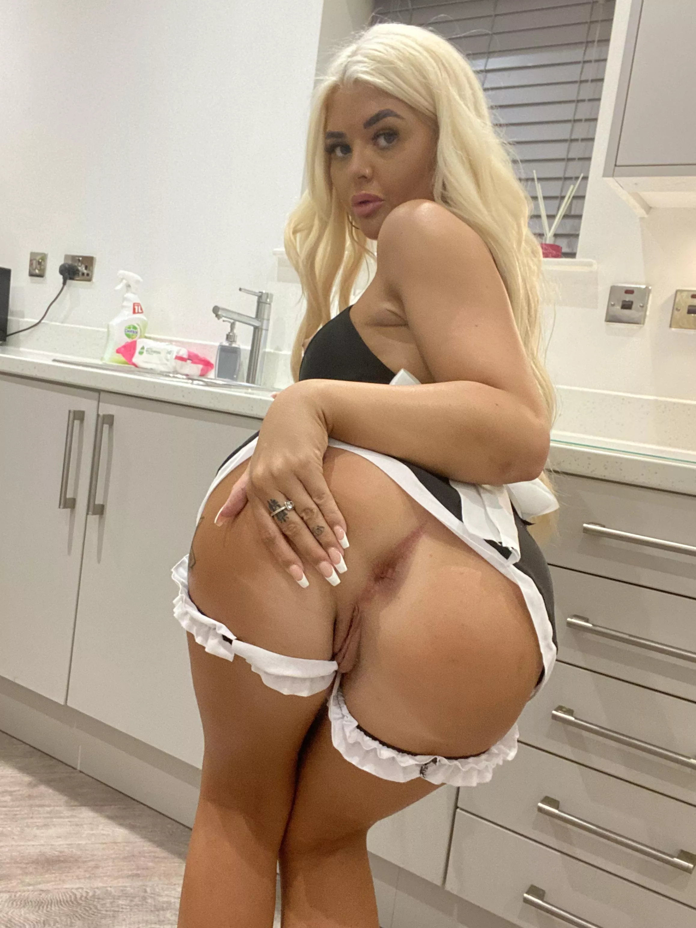 Upvote if you like my thighs 😋 Upvote if you like my thighs 😋