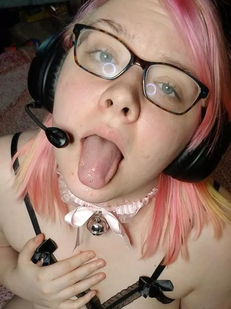 Upvote if you’d like me to support you under the desk baby😉❤️
