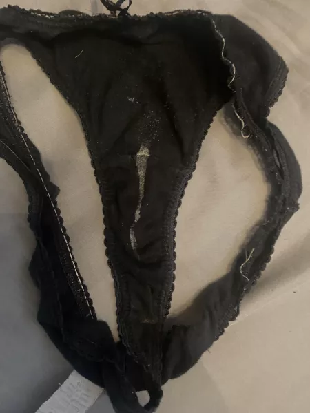 Upvote if you’d sniff the wife’s smelly panties! 👃