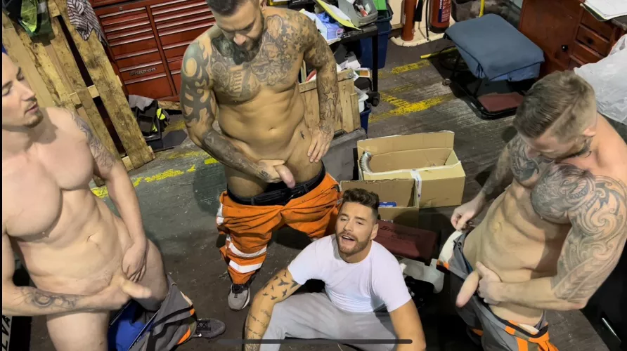 Us Filthy tradies teaching the apprentice a lesson 💪💦