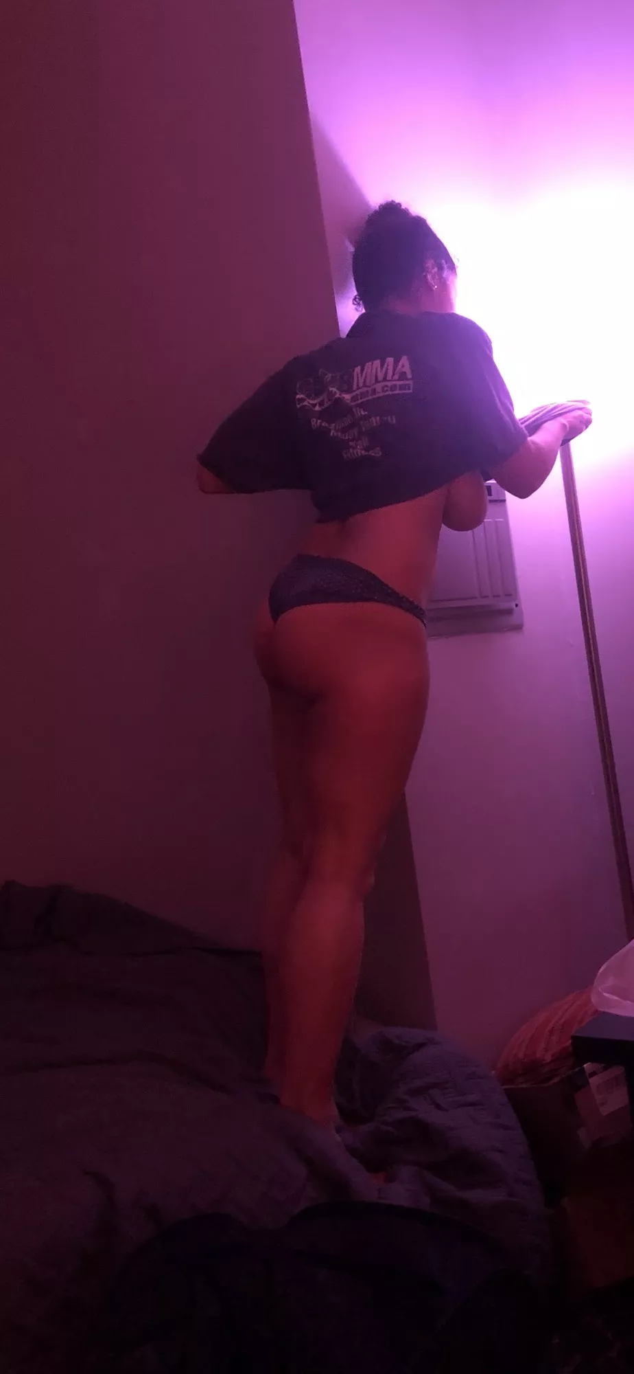 Using my shirt to turn off the light so my bf’s friends can have a peek :)