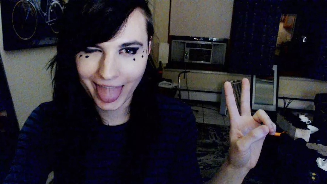 Uwu what’s this? No glasses? 🤓