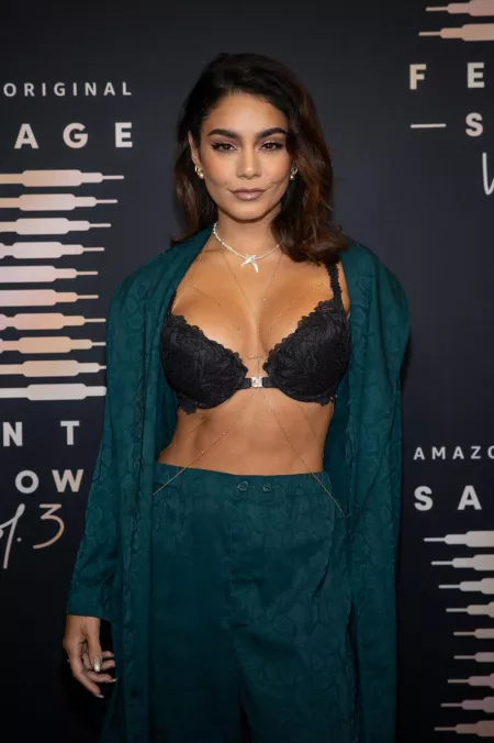 vanessa hudgens tight body drives me crazy 🤤 vanessa hudgens tight body drives me crazy 🤤