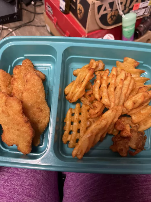 Vegan Dino nuggies and aiw fwied waffy fwies!