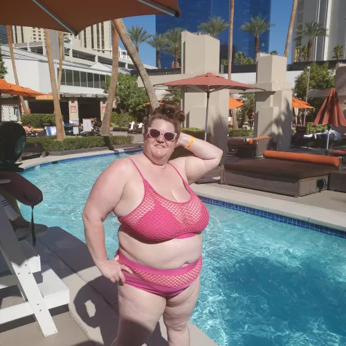 Vegas poolside cheers ? [49F]