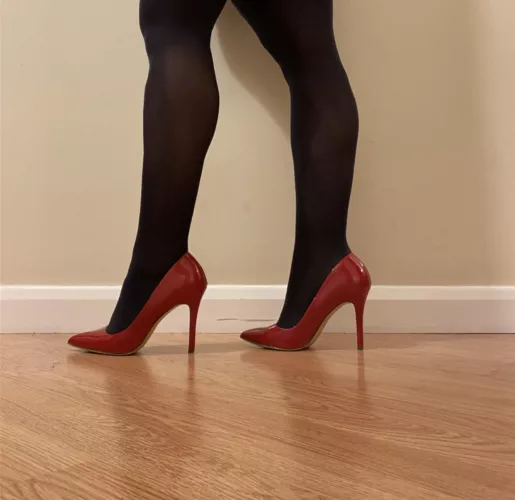 Velvet Wolfordβs, do they go with my red heals?