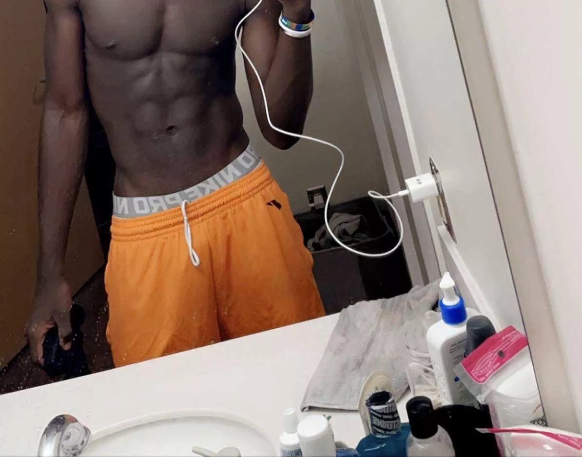 verse looking for other bbc/black bottoms 👀