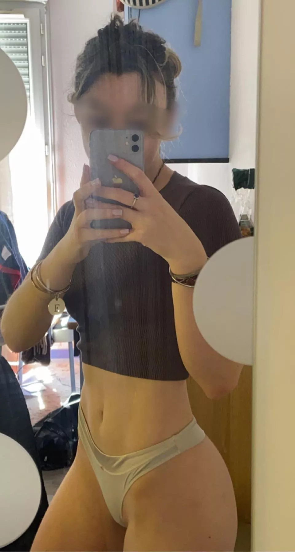 Very little crop top, should I go out with it ?