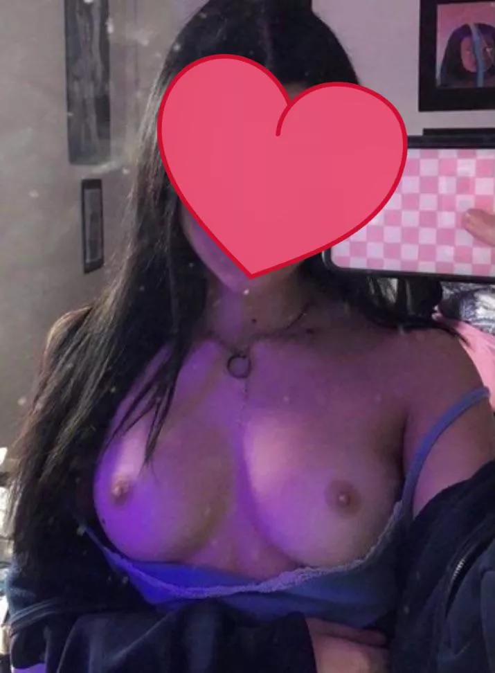 Vid in my bio of my girlfriend eating my pussy 🥺🤤