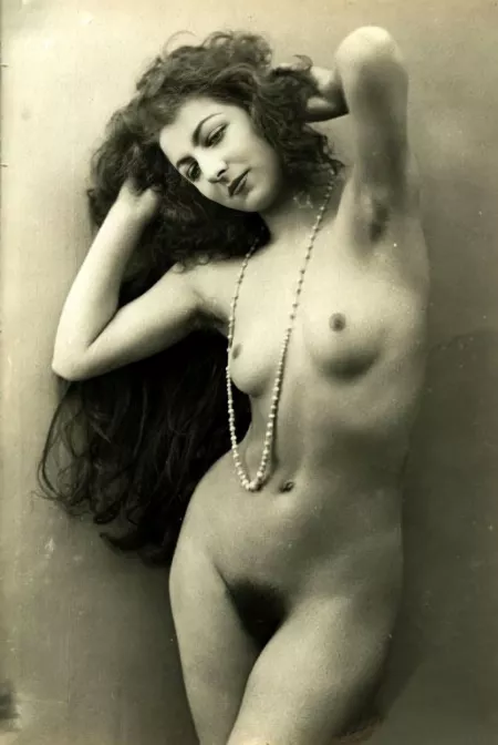 Vintage nude with long hair and pearls