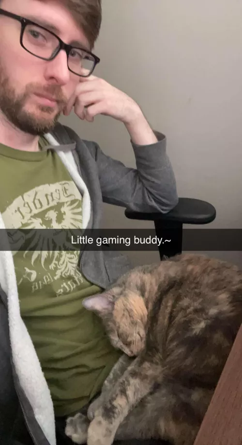 Waiting in the FFXIV que with my little chonk.~