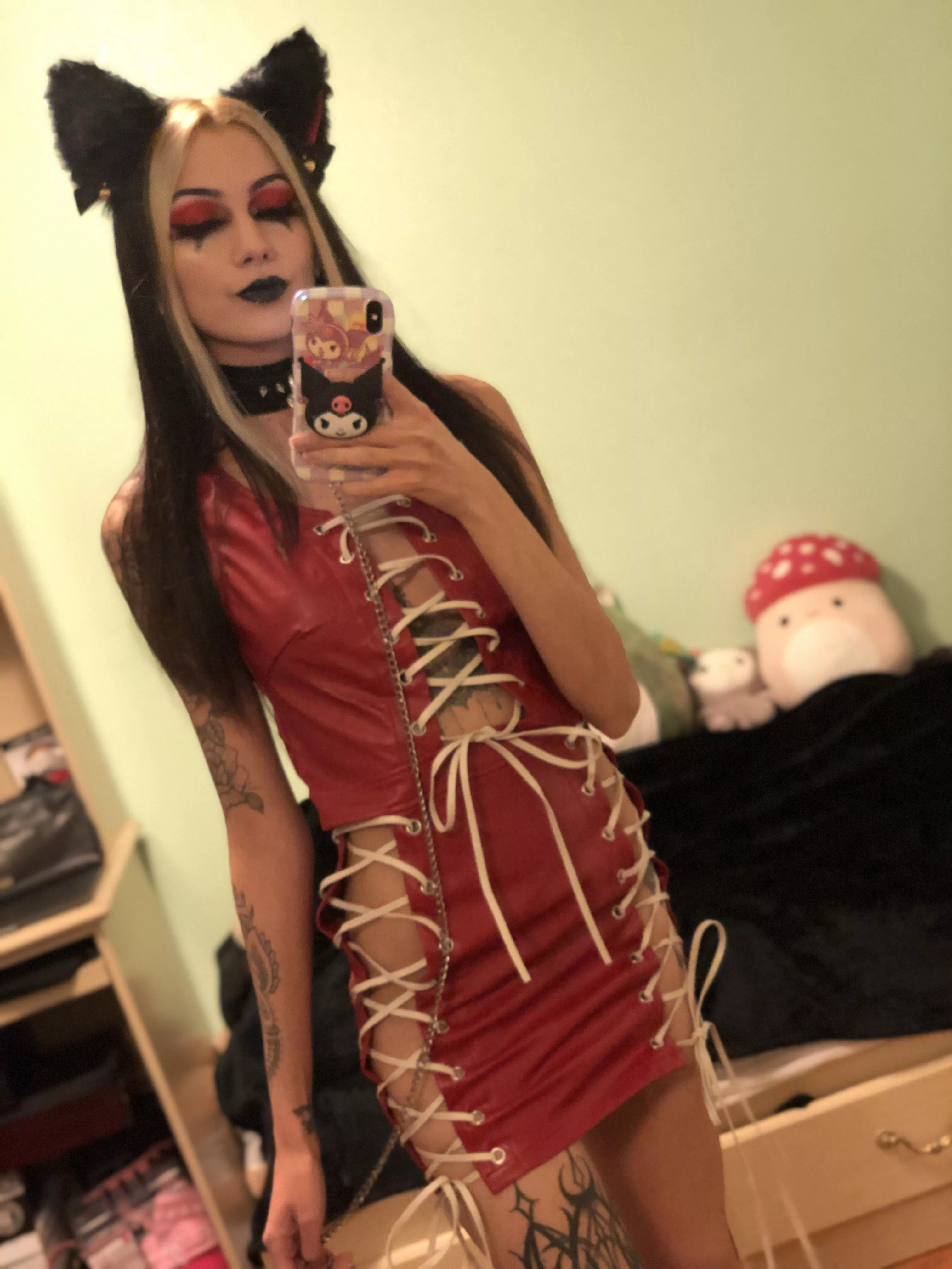 walk me on a leash?🐱❤️🖤