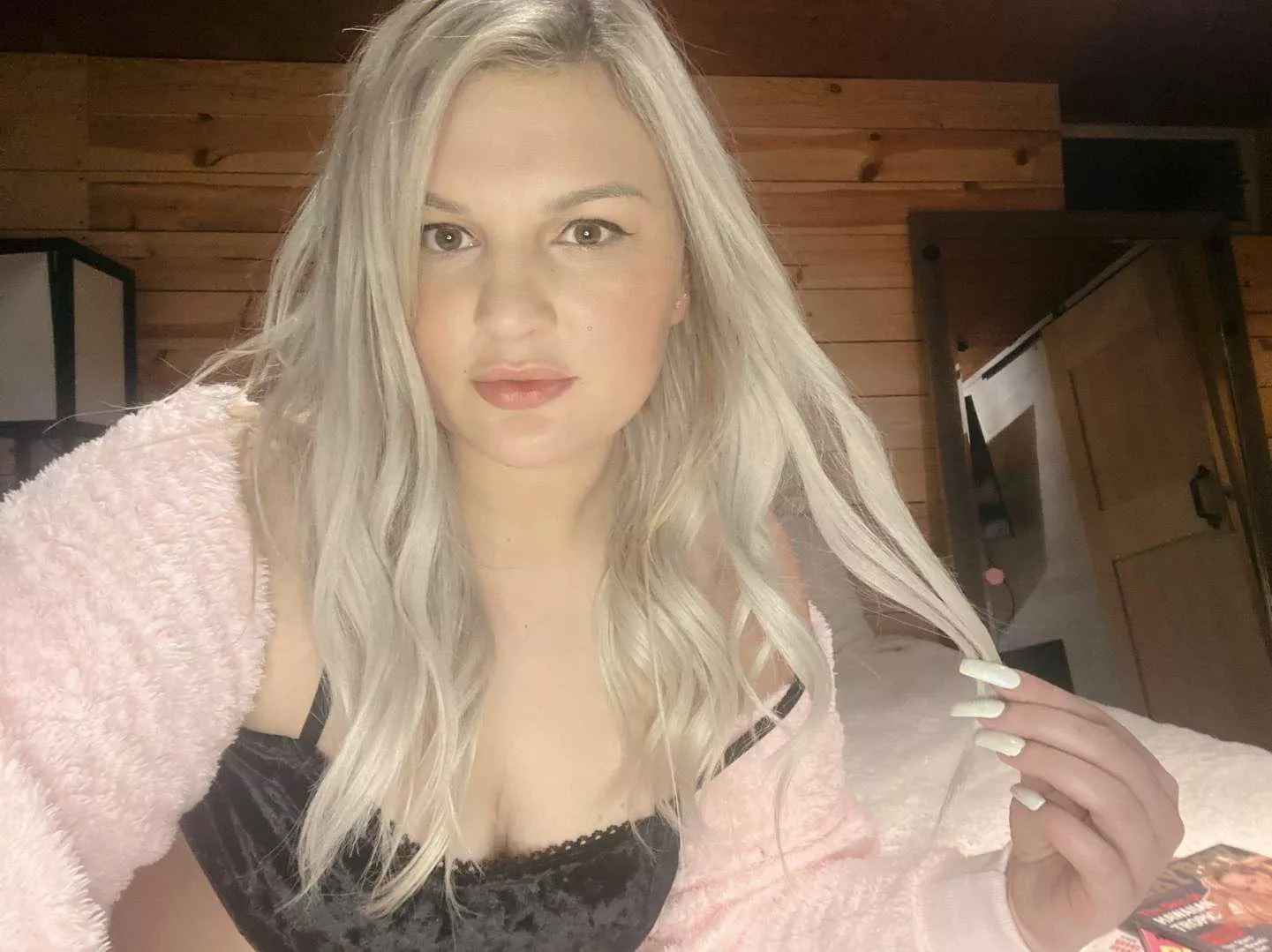 wanna cuddle up under the covers and get messy with me? ?