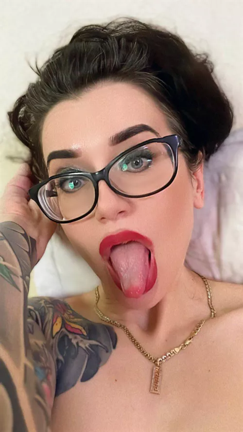 Wanna cum on my face and glasses?