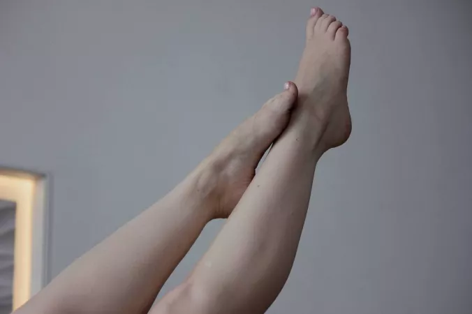 Wanna feel your kisses on my feet Wanna feel your kisses on my feet