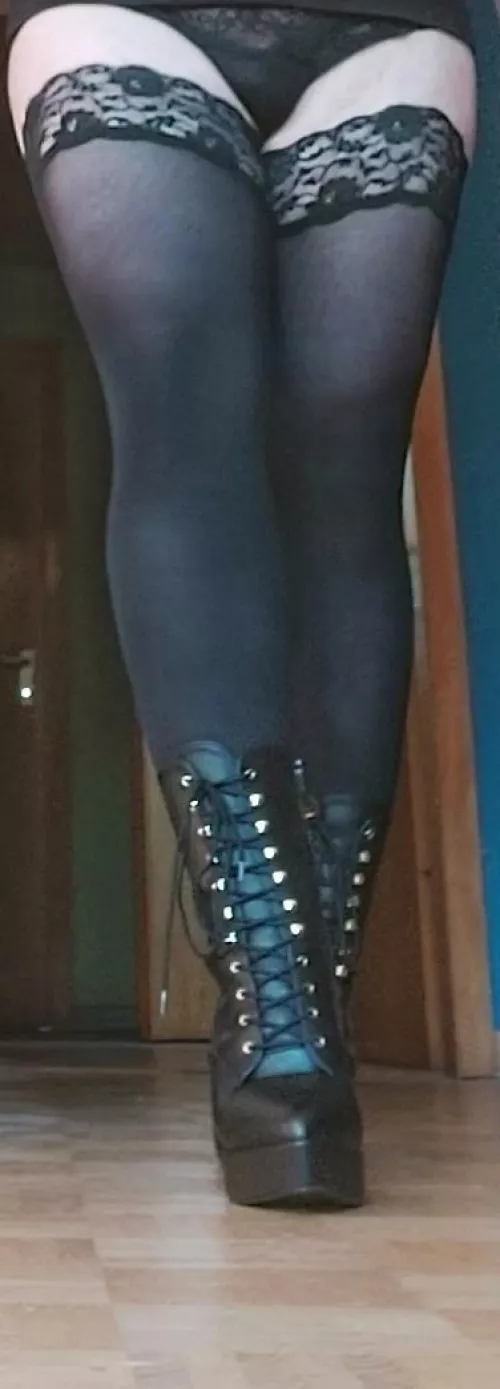 Wanna fuck me in my stockings ?🥵💗