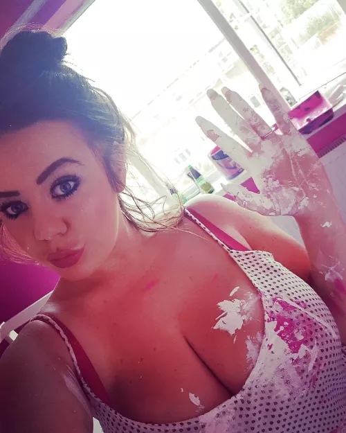 Wanna help her paint? 🔥