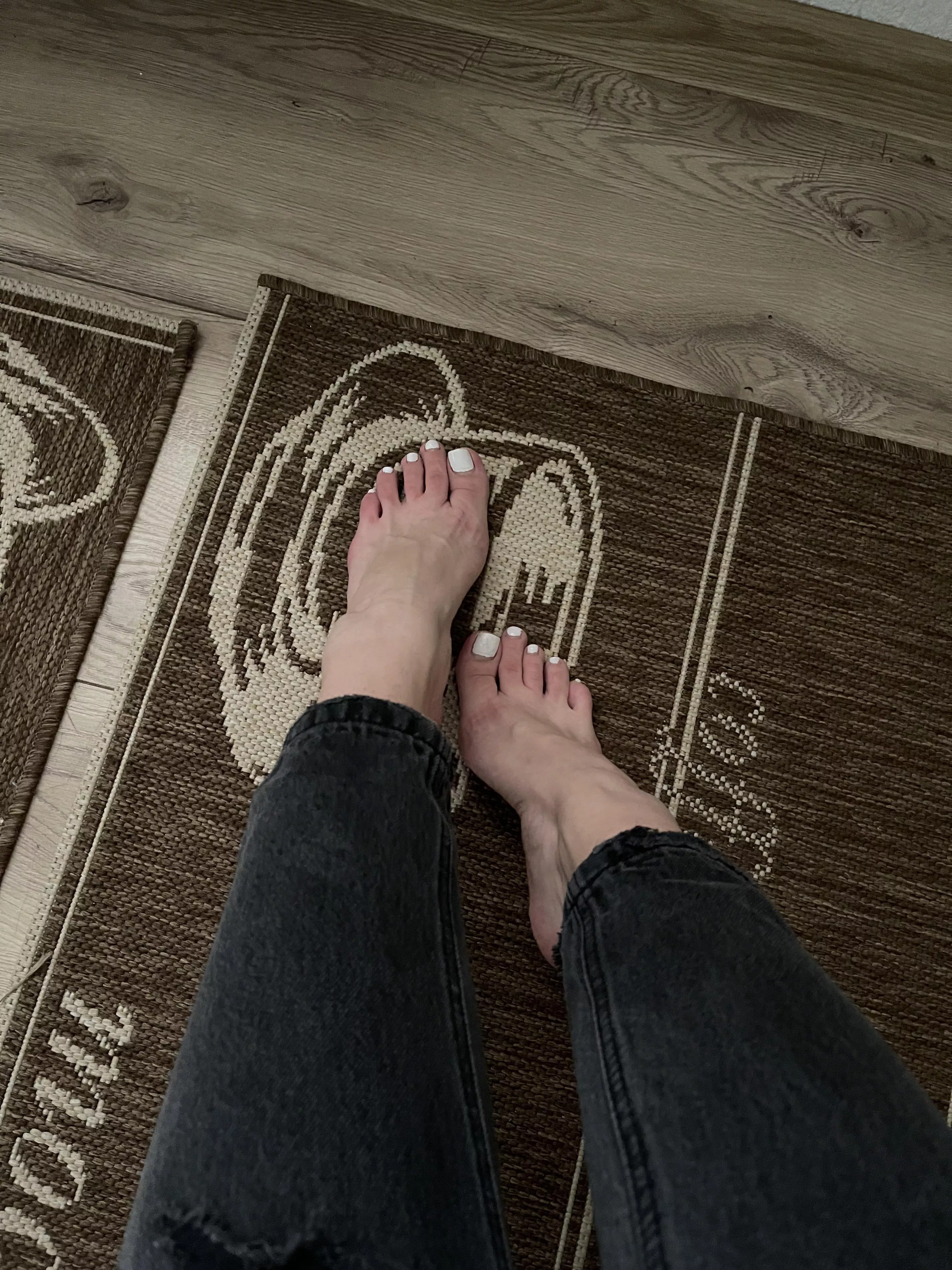 Wanna lick me between my toes ? Wanna lick me between my toes ?