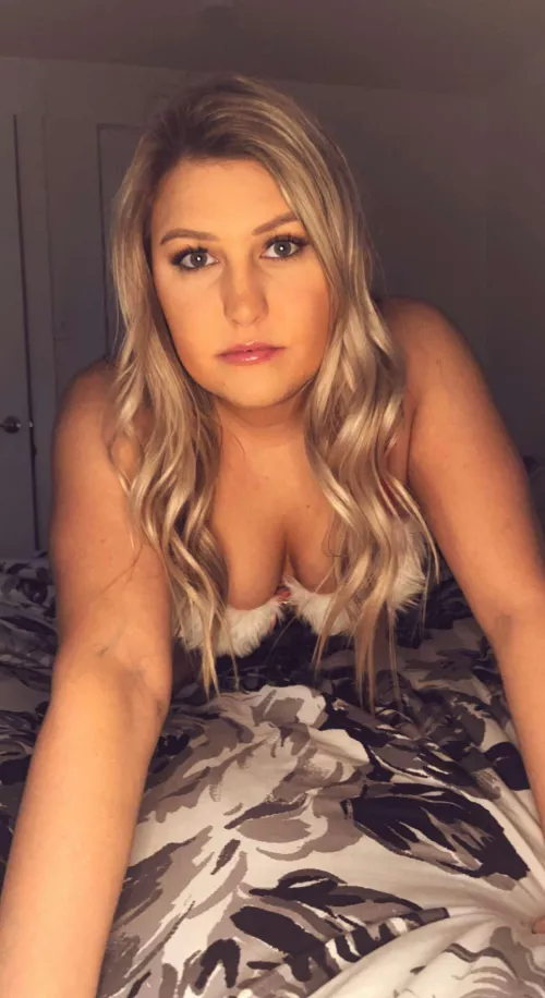 Wanna play with a 26 year old wife. Message me 😉