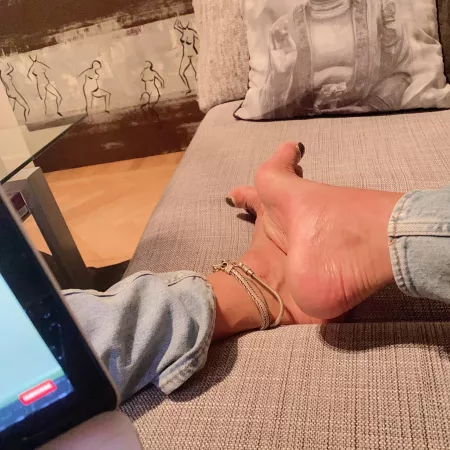 Wanna rest between my legs ? Grab me and lick me feet Wanna rest between my legs ? Grab me and lick me feet