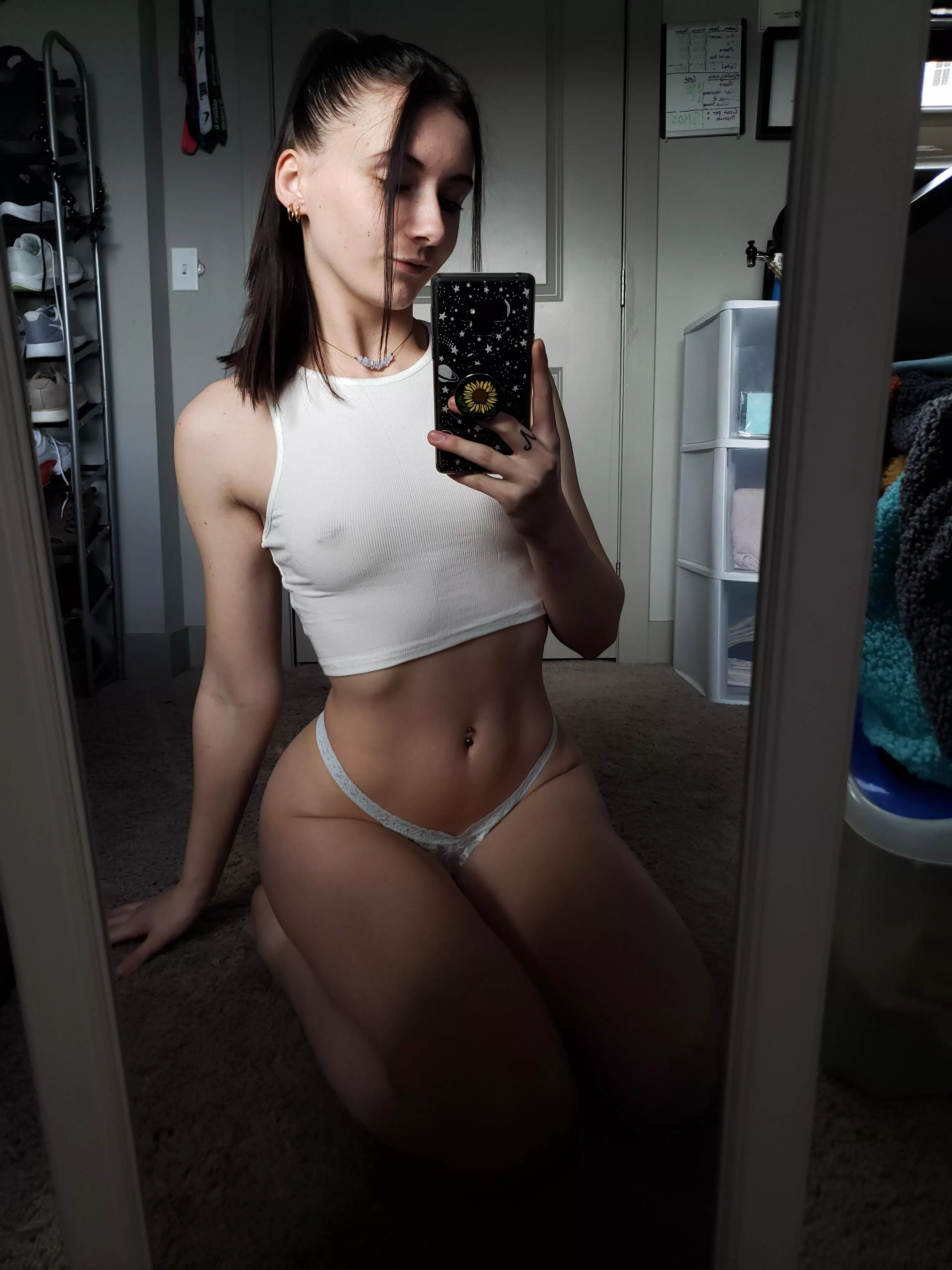 Wanna see more of me and chat w/ me all night long?? I have a (free) OnlyFans just for you!😘