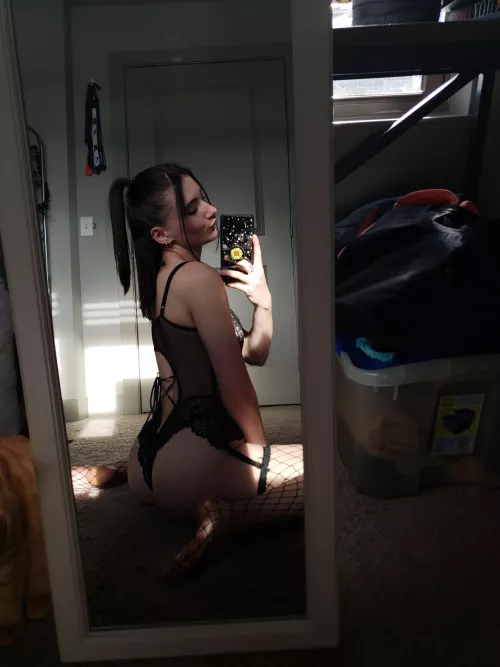 Wanna see more of me and chat w/ me all night long?? I have a (free) OnlyFans just for you!😘