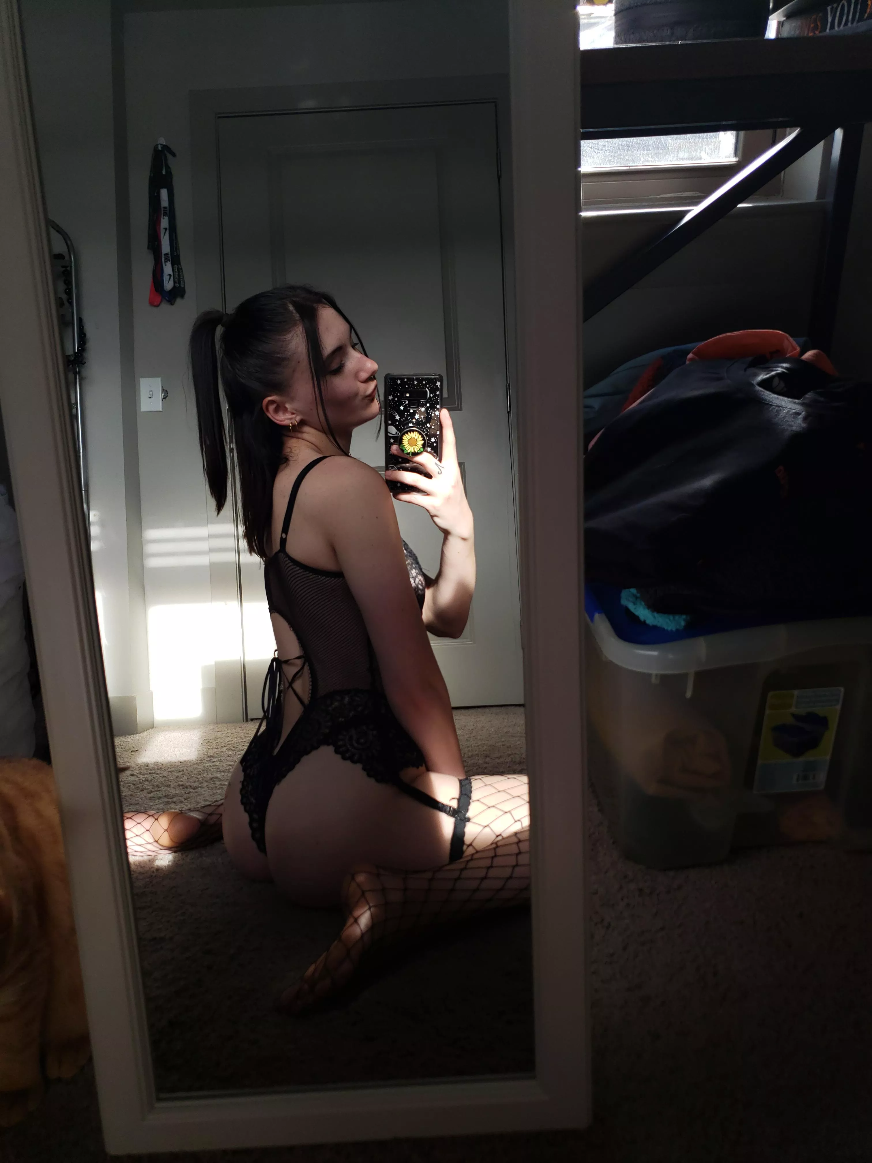 Wanna see more of me and chat w/ me all night long?? I have a (free) OnlyFans just for you!😘