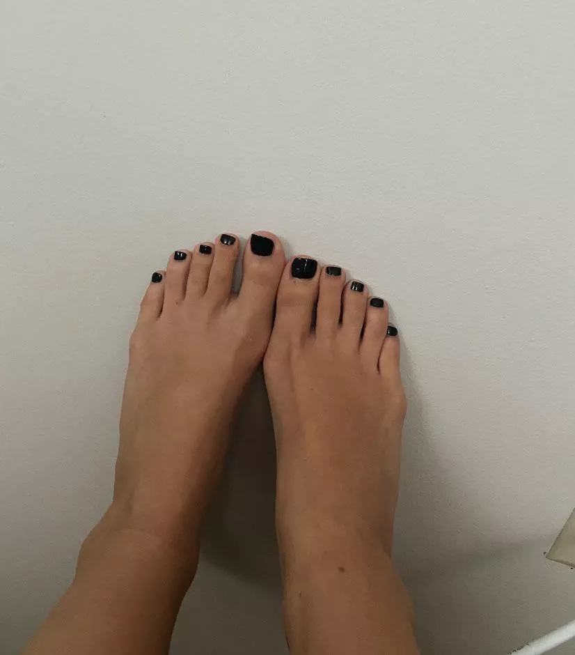 Wanna see the body behind these feet? Wanna see the body behind these feet?