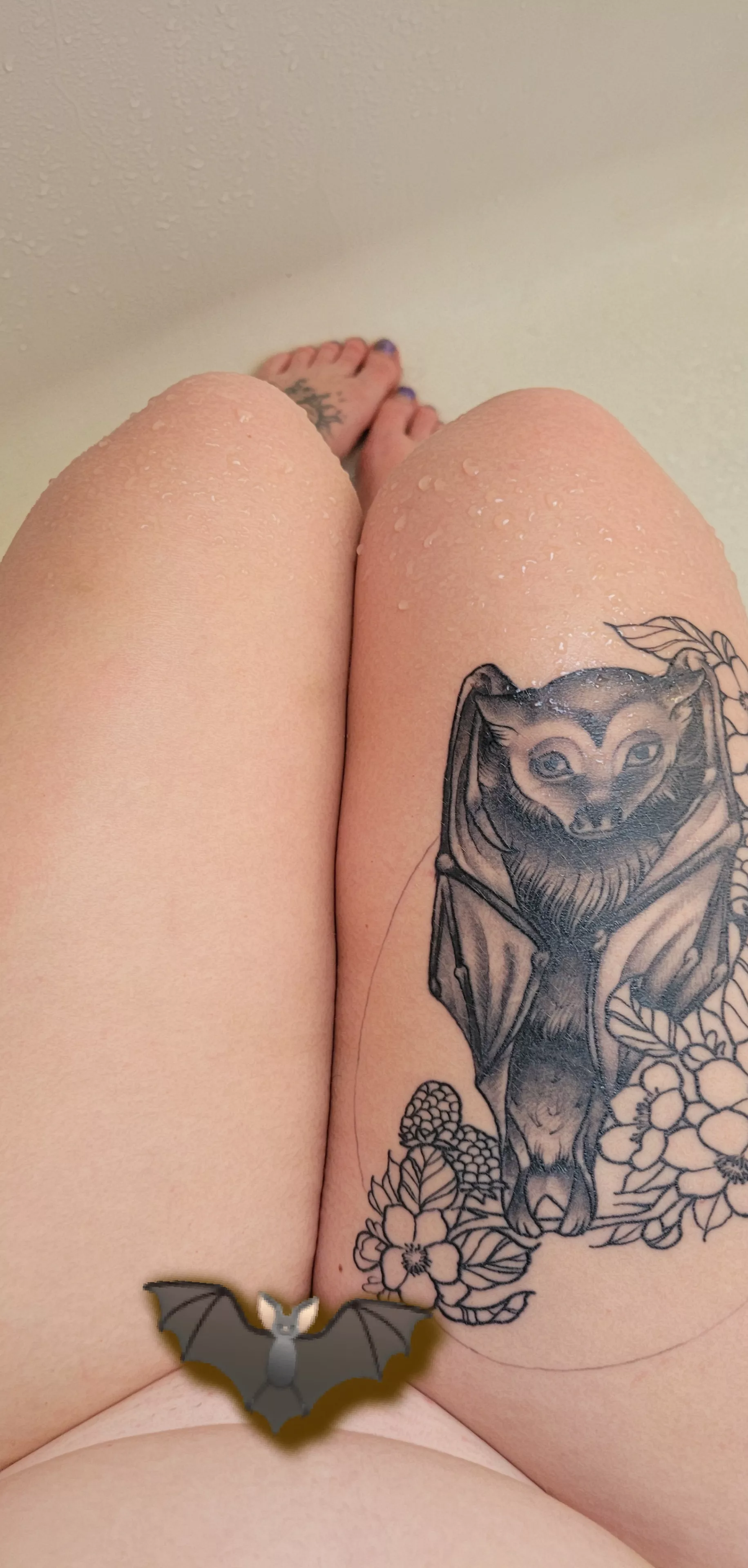 Wanna see whats between those thighs? (; Wanna see whats between those thighs? (;