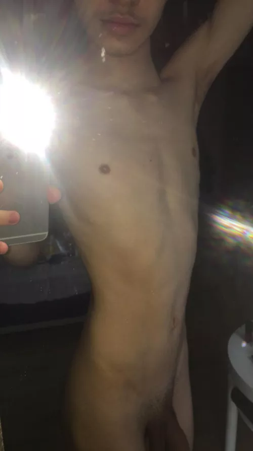 Wanna take a bath with this little twink?👄