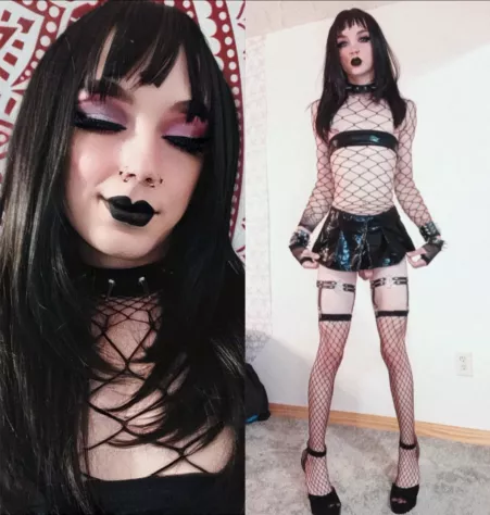 Wanna taste whats under my skirt? π€€