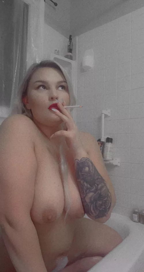 wanna watch me smoke and play with my pussy ? 👅💦