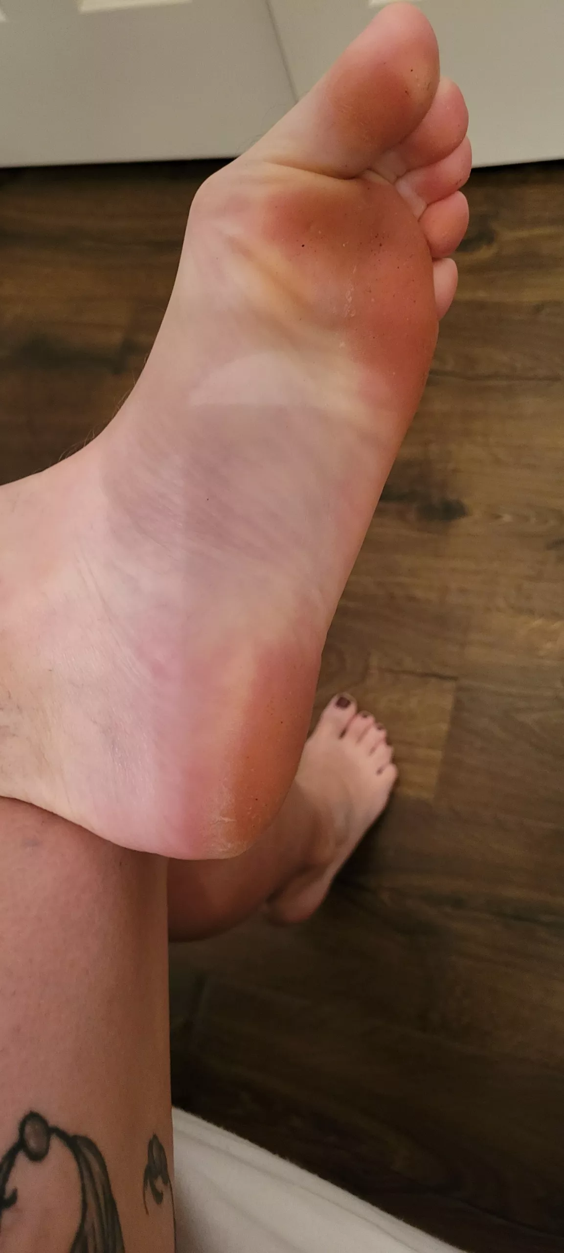 Wanna worship my pregnant feet? Wanna worship my pregnant feet?