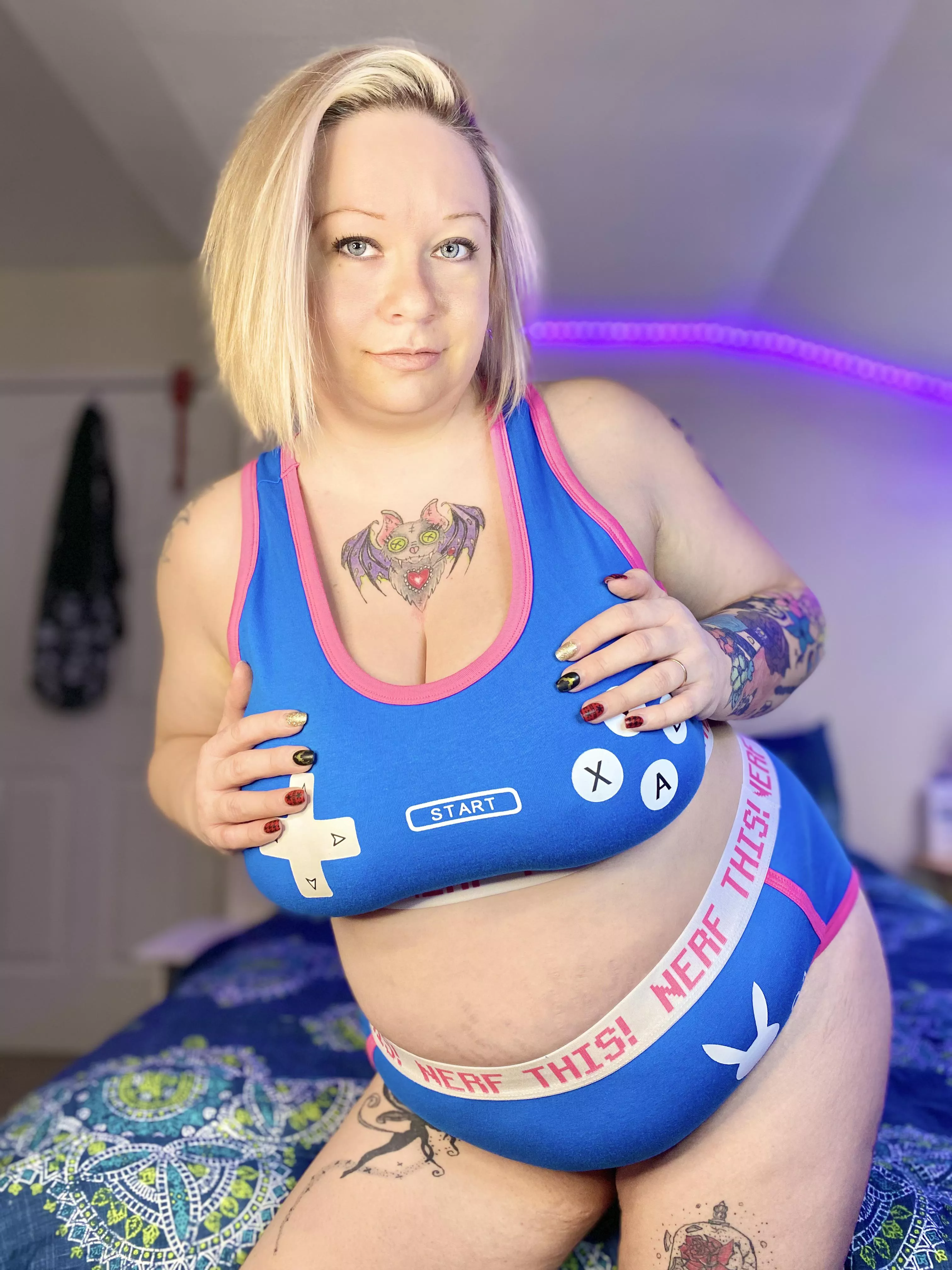 Want to come game with me, or you wanna cum on me?