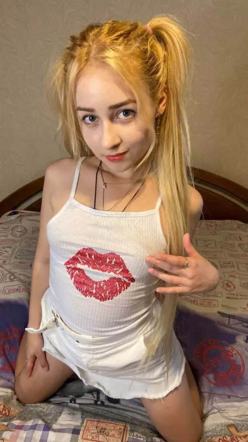 💋 Want to see all of my holes get filled? 💋 Don't miss a chance to get an advantage of my BARELY LEGAL PUSSY 💦 FREE ONLYFANS link below 👇